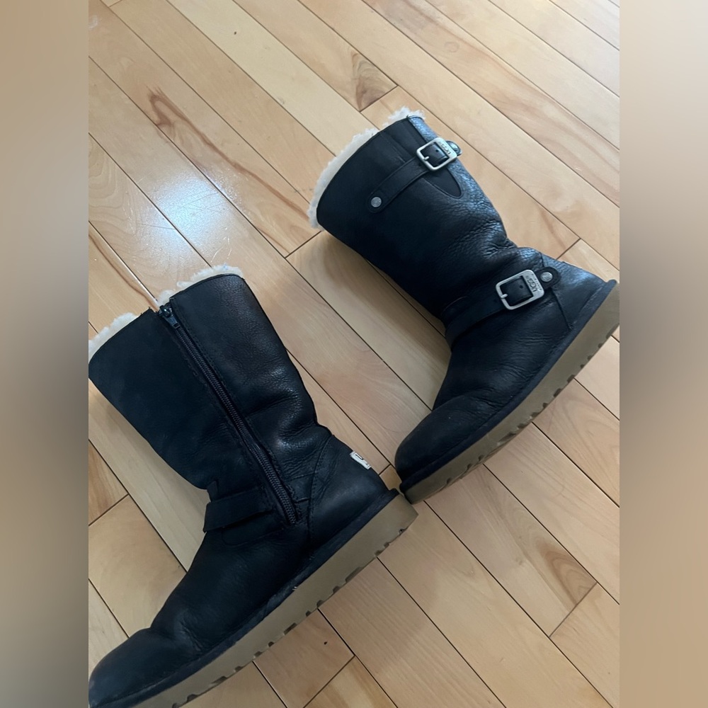 UGG Australia teen/ women Black leather Boots with Shearling Lining size 5